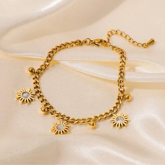 NWT 18K Gold Plated Sun Star Dandle Charms Bracelet For Women 6.5” - Picture 2 of 10